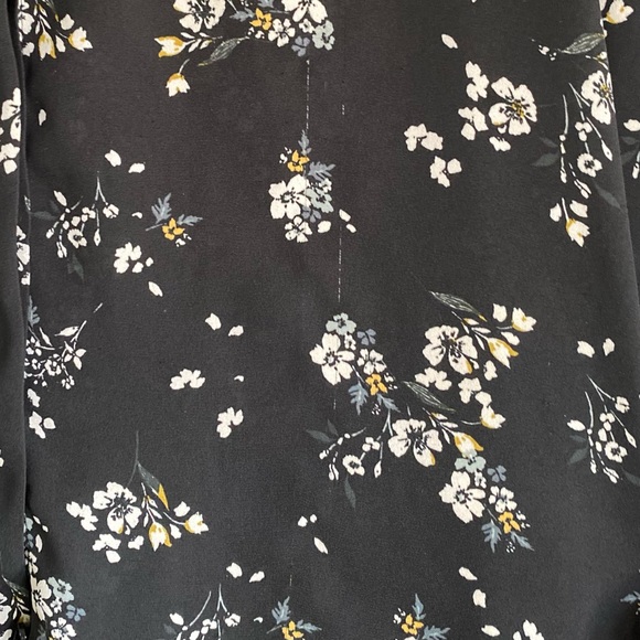 Delicate Floral Pattern Button-up Top - Picture 8 of 12